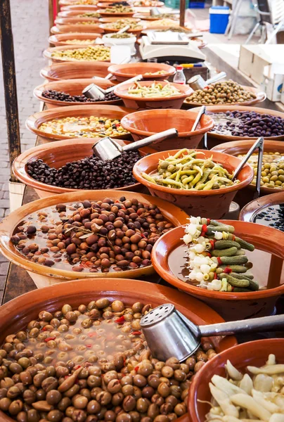 Diferentes aceitunas marinadas y comida local en la calle española —  Fotos de Stock