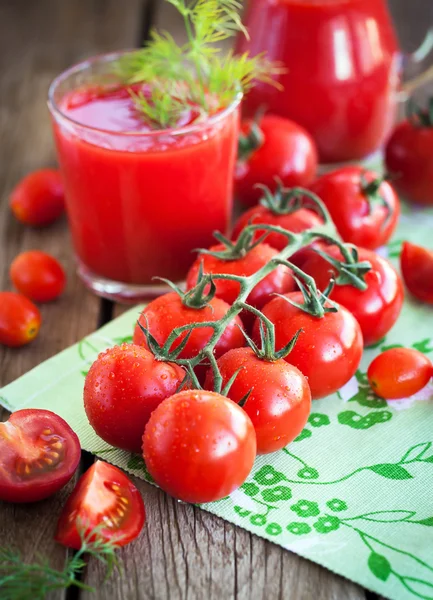 Fresh tomatoes and tomato juice — Stock Photo, Image