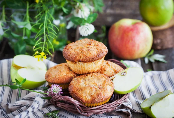 Свіжі домашні смачні яблучні кекси — стокове фото