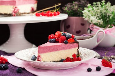 Lezzetli frambuazlı cheesecake bölümünü
