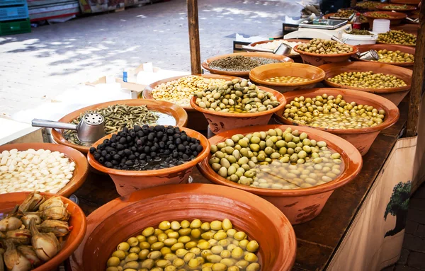 Verschillende gemarineerde olijven en lokale voedsel op straat van de Spaanse mark — Stockfoto