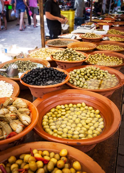 Verschillende gemarineerde olijven en lokale voedsel op straat van de Spaanse mark — Stockfoto