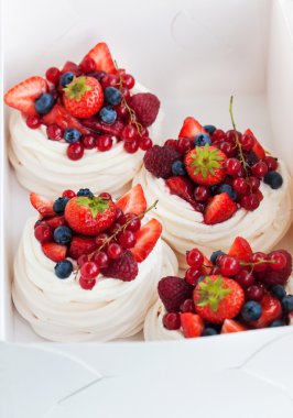Mini Pavlova beze kümesi ile taze çilek pasta