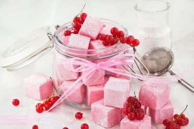 Ev yapımı kırmızı kuş üzümü marshmallow