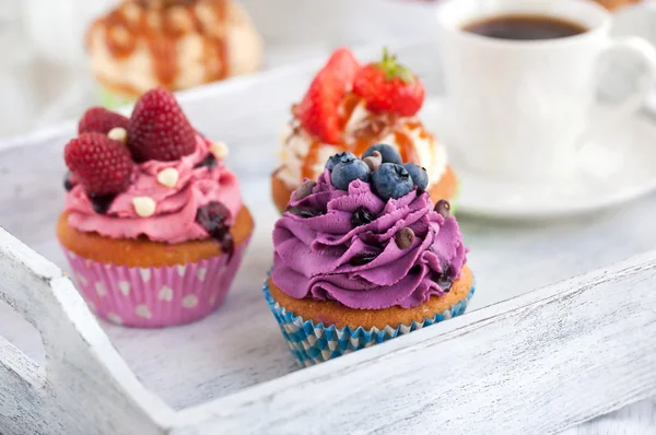 Différents délicieux cupcakes et tasse de café — Photo