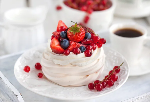 Tort de meringue pavlova cu fructe de padure proaspete — Fotografie, imagine de stoc