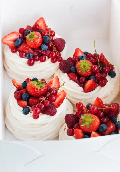 Conjunto de mini pasteles de merengue Pavlova con bayas frescas —  Fotos de Stock