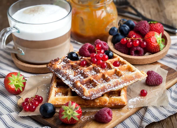 Belgian waffles with fresh berries and cappuccino — Stock Photo, Image