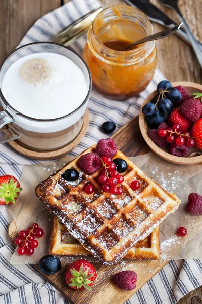 Belgische wafels met verse bessen en cappuccino — Stockfoto