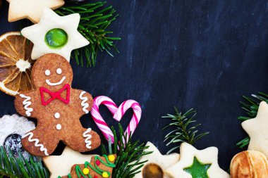 Zencefilli çörek adam ve farklı tatlı Noel kurabiyeleri, yakın çekim, üst manzara