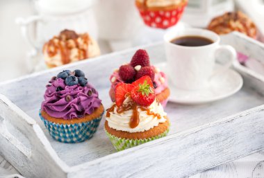 Farklı lezzetli kek ve kahve fincanı