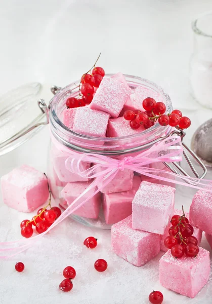 Hausgemachte Marshmallows aus roten Johannisbeeren — Stockfoto