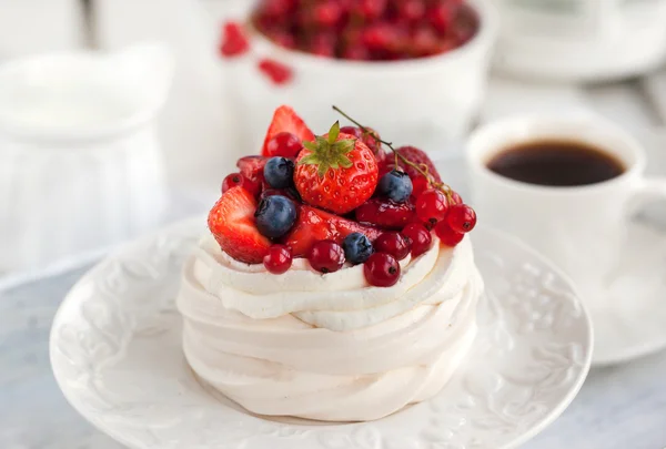 Tort de meringue pavlova cu fructe de padure proaspete — Fotografie, imagine de stoc