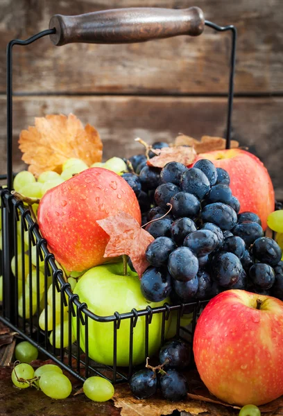 Свежие спелые осенние яблоки и виноград — стоковое фото