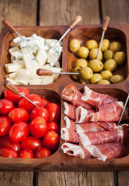 Plaka üzerinde lezzetli meze