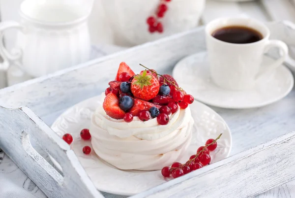 Bolo de merengue Pavlova com bagas frescas — Fotografia de Stock