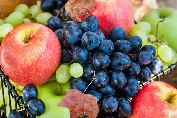 Свежие спелые осенние яблоки и виноград — стоковое фото