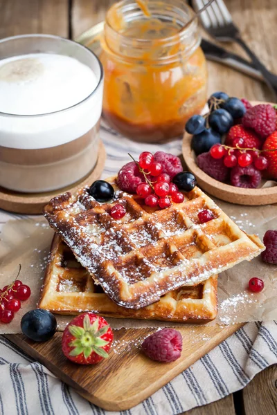 Belgische wafels met verse bessen en cappuccino — Stockfoto