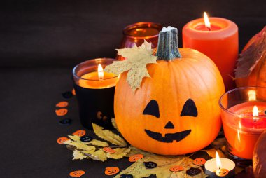 Cadılar Bayramı Balkabağı ve mumlar