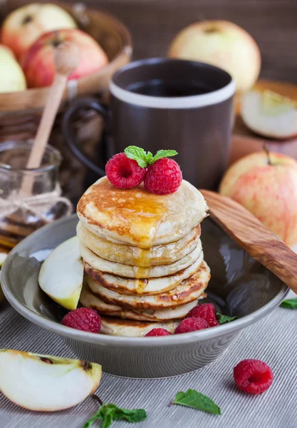Desayuno con tortitas de manzana con miel — Foto de Stock