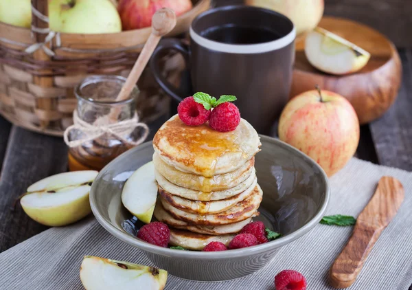 Café da manhã com panquecas de maçã com mel — Fotografia de Stock