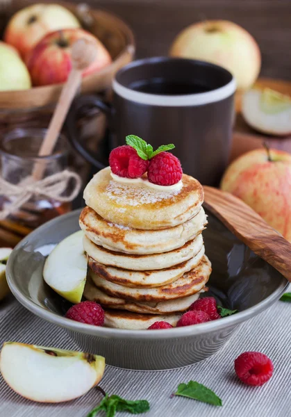 Breakfast with apple pancakes with honey — Stock Photo, Image