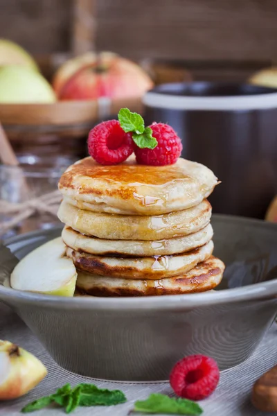 Breakfast with apple pancakes with honey — Stock Photo, Image