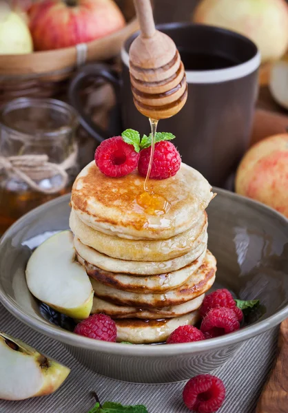 Desayuno con tortitas de manzana con miel — Foto de Stock