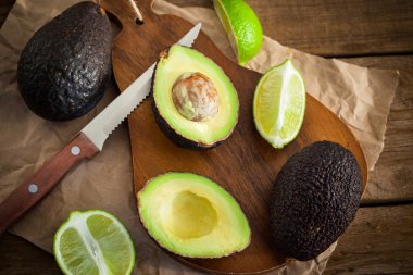 Kesme tahtası üzerinde taze avokado dilimlenmiş