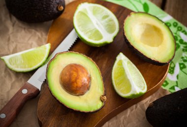 Kesme tahtası üzerinde taze avokado dilimlenmiş