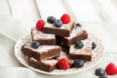 Çikolatalı kek taze çilek ile dekore edilmiştir.