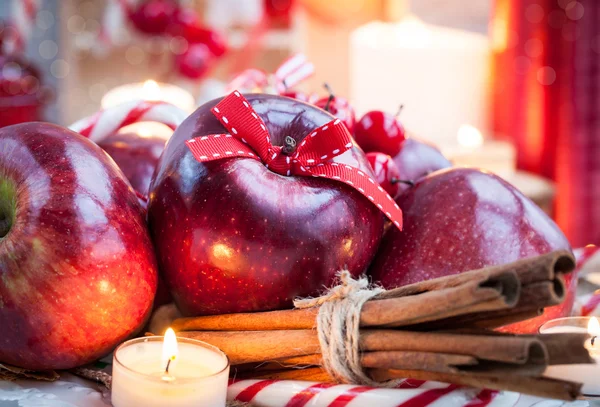 Weihnachtskomposition mit roten Äpfeln — Stockfoto