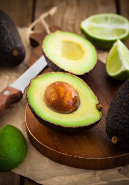 Kesme tahtası üzerinde taze avokado dilimlenmiş