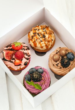 Farklı kek kümesi taze çilek ile dekore edilmiştir.