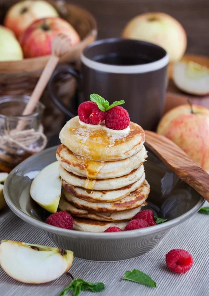 Desayuno con tortitas de manzana con miel — Foto de Stock