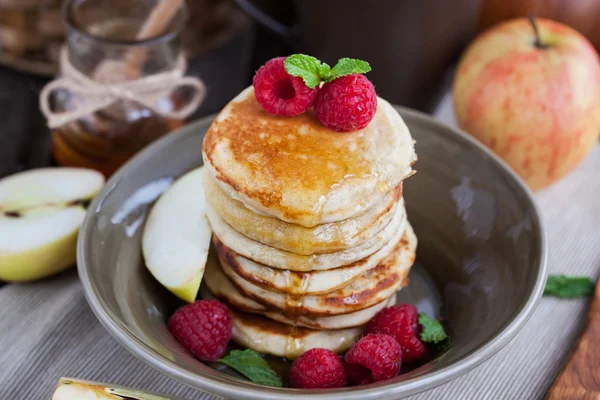 Breakfast with apple pancakes with honey — Stock Photo, Image