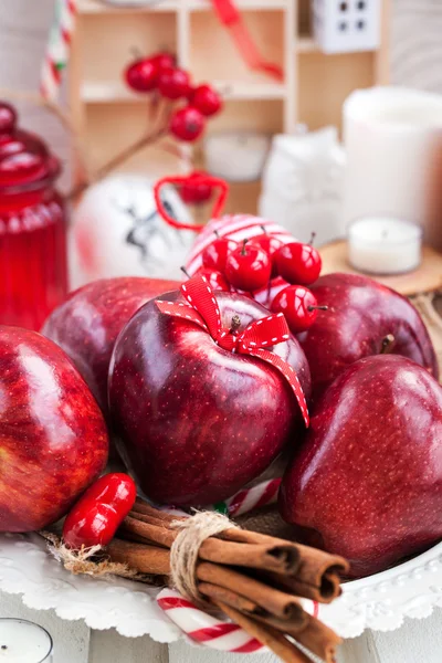 Kerstmis samenstelling met rode appels — Stockfoto