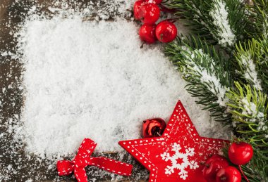 Noel kartı kar, Kızıl Yıldız ve köknar ağacı dalı ile