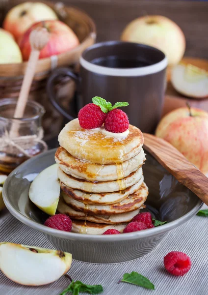 Desayuno con tortitas de manzana con miel — Foto de Stock