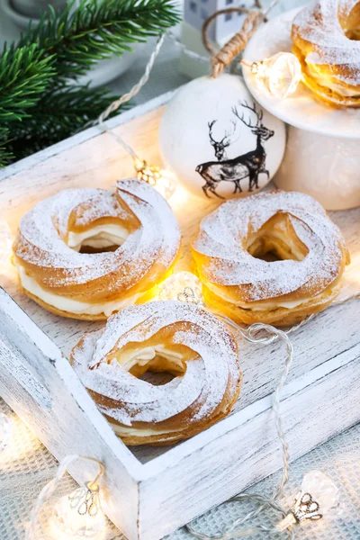 Pierścienie cream puff (choux ciasta) — Zdjęcie stockowe