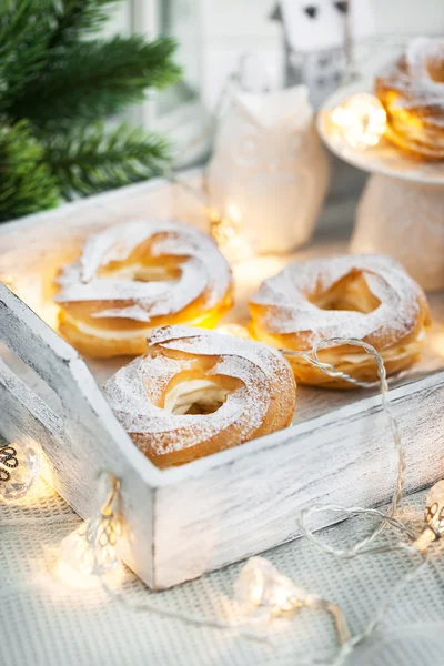 Anéis de sopro de creme (massa de choux ) — Fotografia de Stock