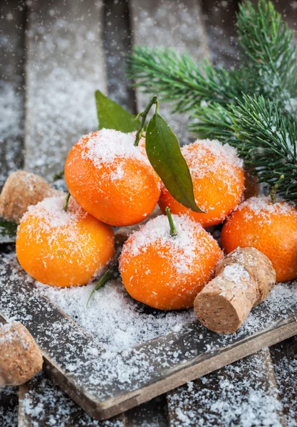 Tangerina fresca na mesa coberta de neve — Fotografia de Stock