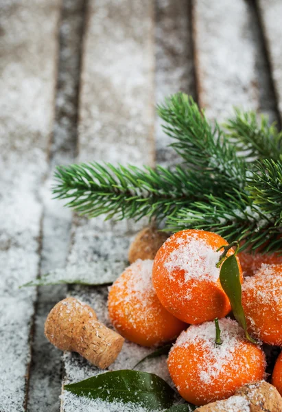 Verse tangerine op de met sneeuw bedekte tafel — Stockfoto