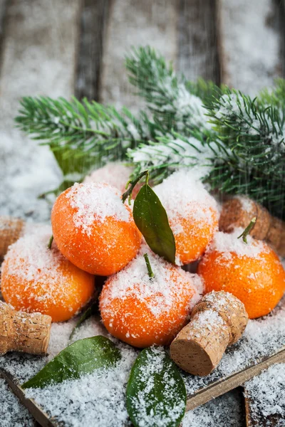 Świeże mandarynki na stół pokryty śniegiem — Zdjęcie stockowe
