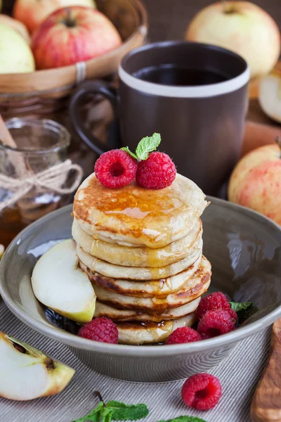 Breakfast with apple pancakes with honey — Stock Photo, Image