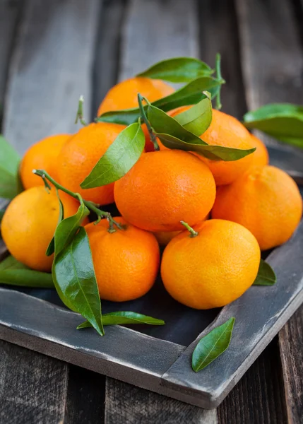 Fresh tangerines with leaves — Stock Photo, Image