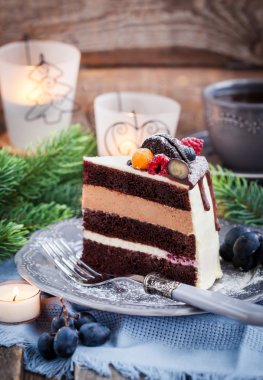 Bir parça lezzetli çikolatalı pasta.