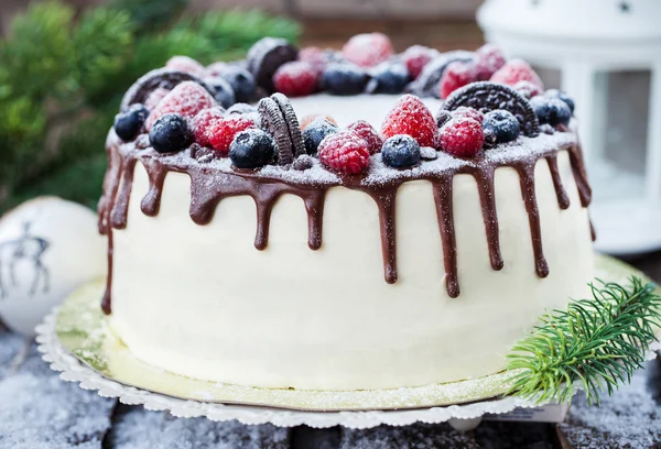 Delicioso pastel casero con bayas frescas —  Fotos de Stock