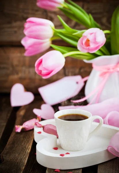 Café, corações e tulipas — Fotografia de Stock