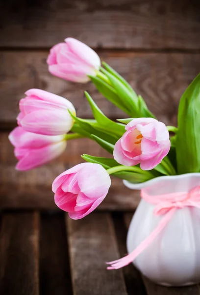 Różowe tulipany wiosna świeży z serca — Zdjęcie stockowe
